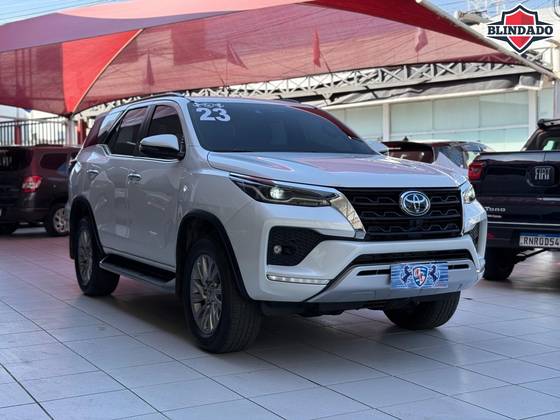 TOYOTA HILUX SW4 2.8 D-4D TURBO DIESEL SRX 4X4 AUTOMÁTICO TOYOTA HILUX SW4 2.8 D-4D TURBO DIESEL SRX 4X4 AUTOMÁTICO